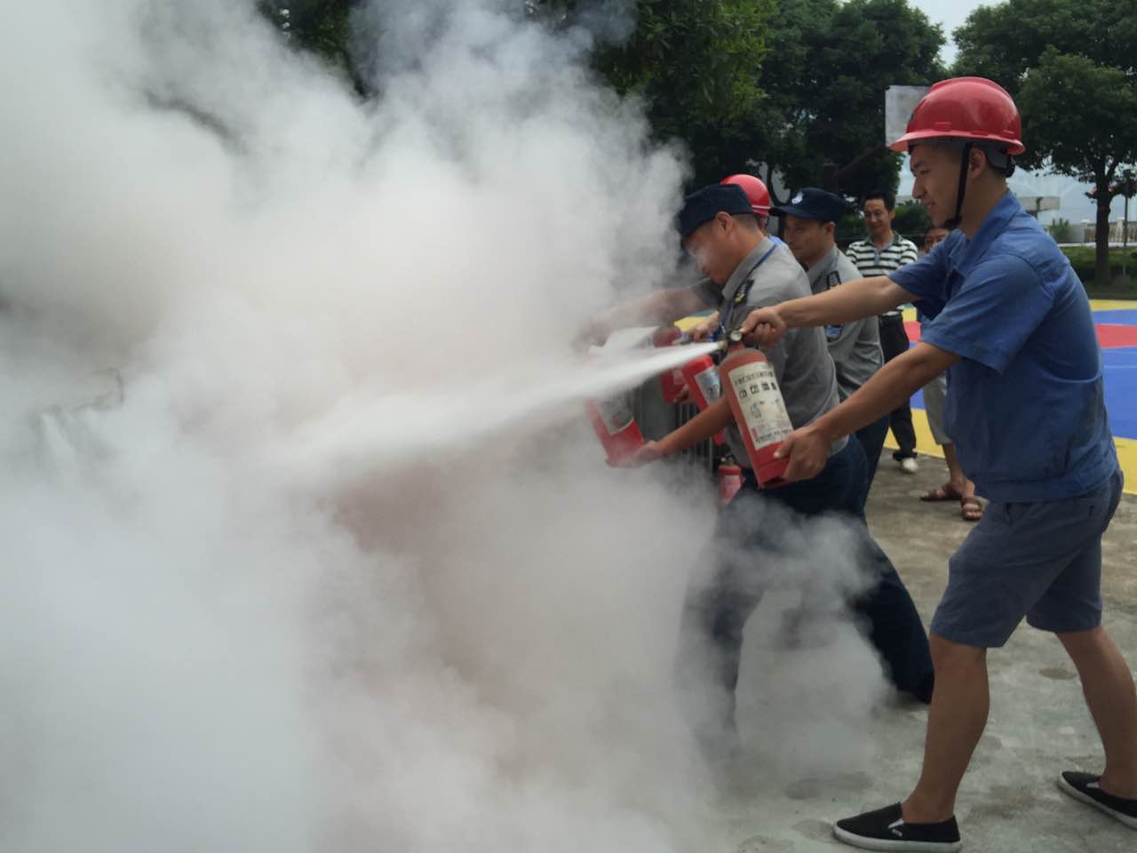 水廠控制電路“起火”  現(xiàn)場(chǎng)模擬演練救援